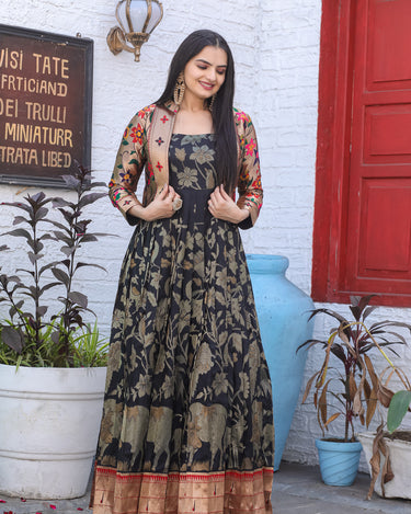 BLACK Be a trendsetter with our weaving Paithani Gown
